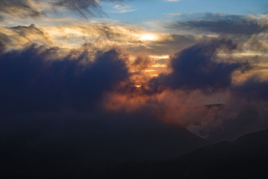 山の夕陽