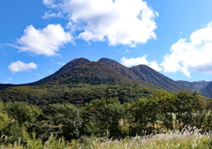 秋色、三俣山。