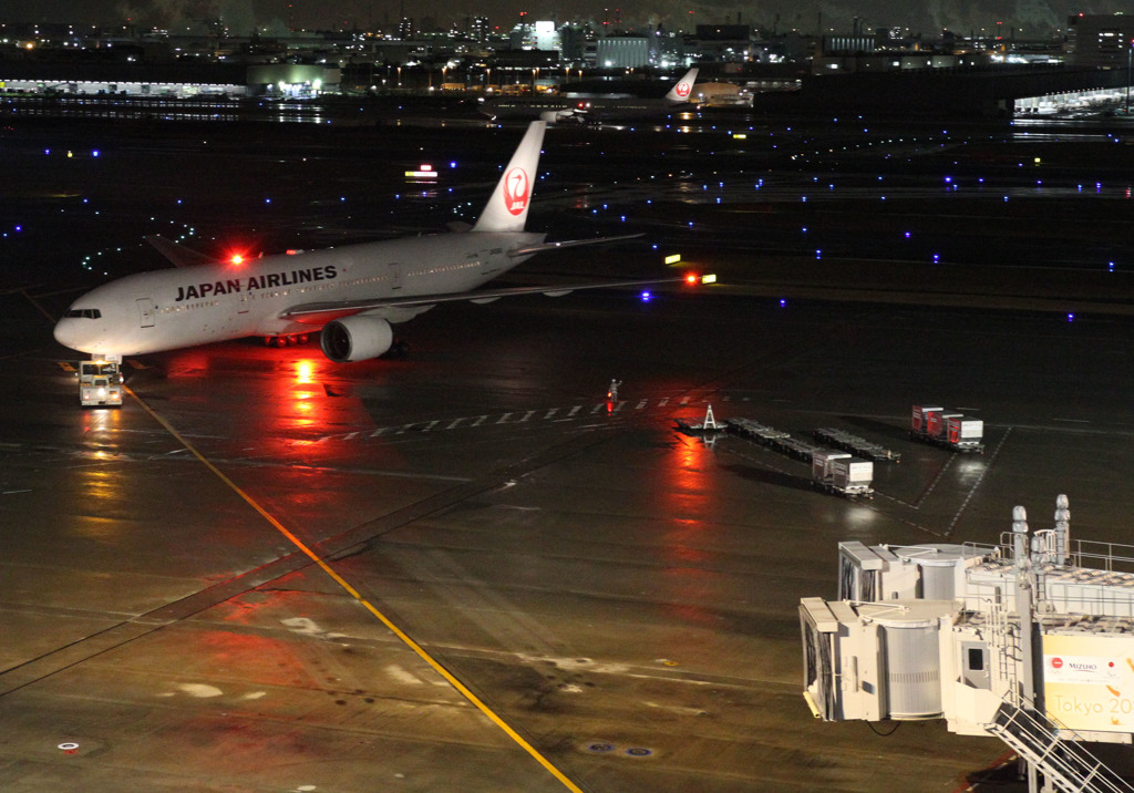 羽田空港の夜。