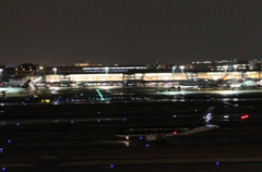 羽田空港の夜。