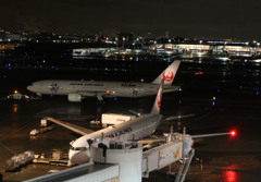 羽田空港の夜。