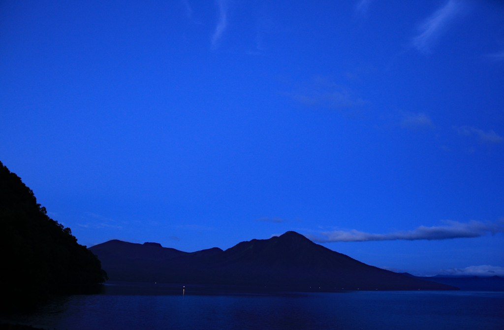 支笏湖　夜明けの頃