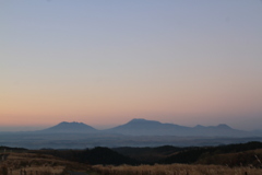 朝靄に包まれて、阿蘇山。