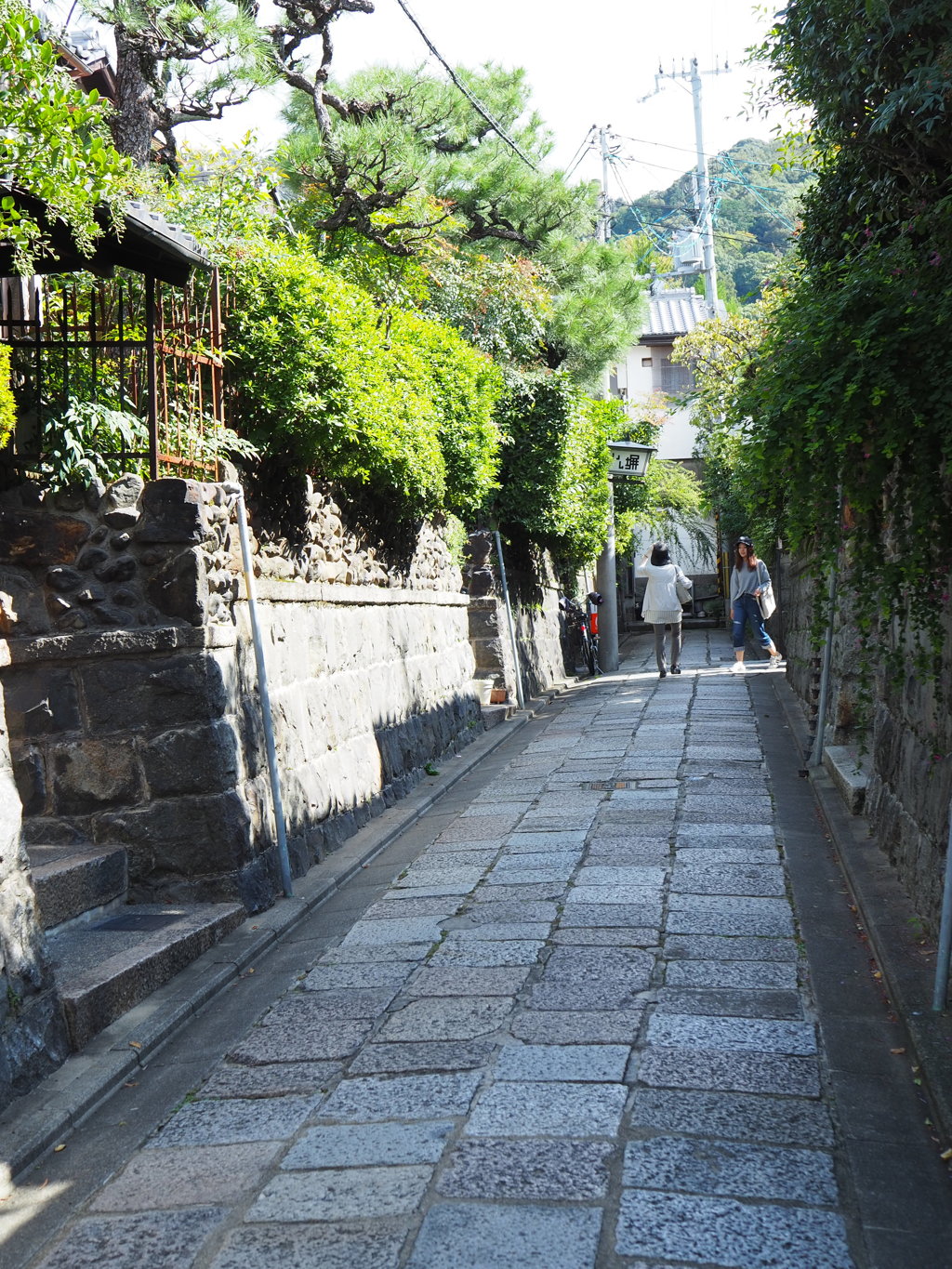 於　石塀小路。