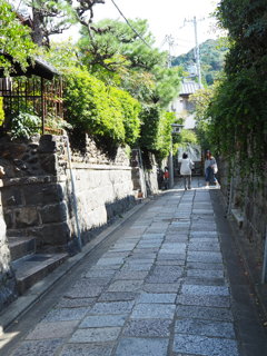 於　石塀小路。