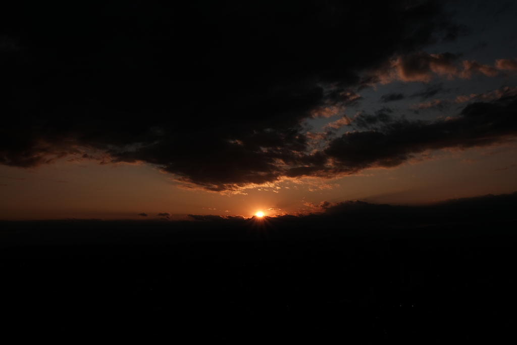 雲に消える太陽