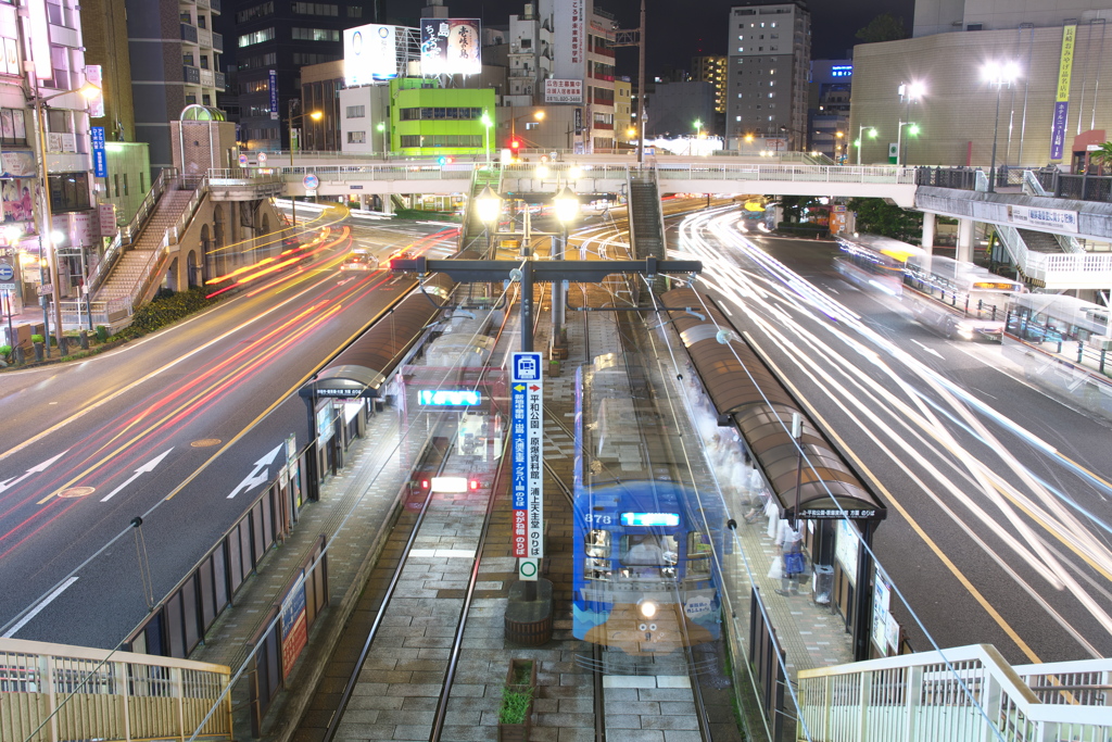 路面電車が走る街　夜