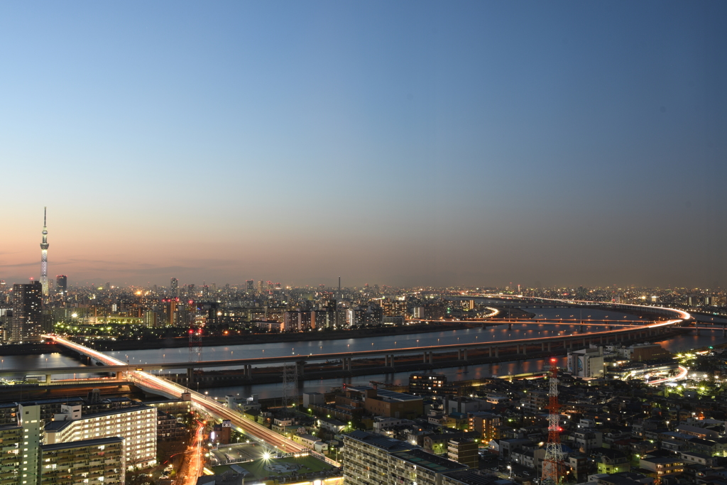 都会の夕暮れ