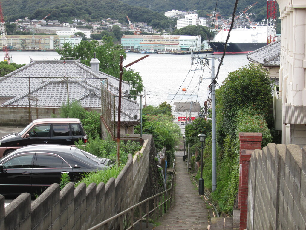 港に降りる坂道