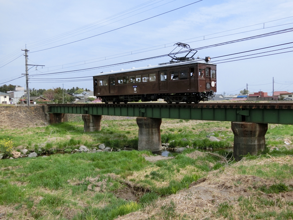デハ101　粕川橋梁を渡る