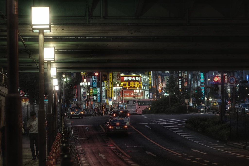 夏の夜の新宿西口大ガード下