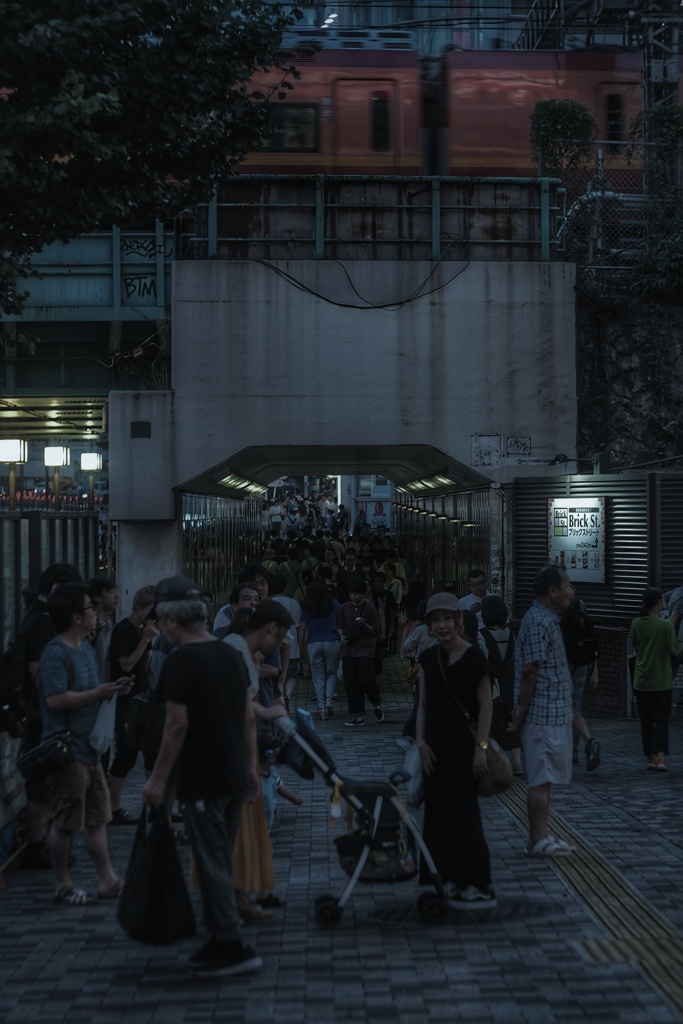夏の夜の新宿西口大ガード