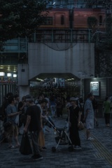 夏の夜の新宿西口大ガード