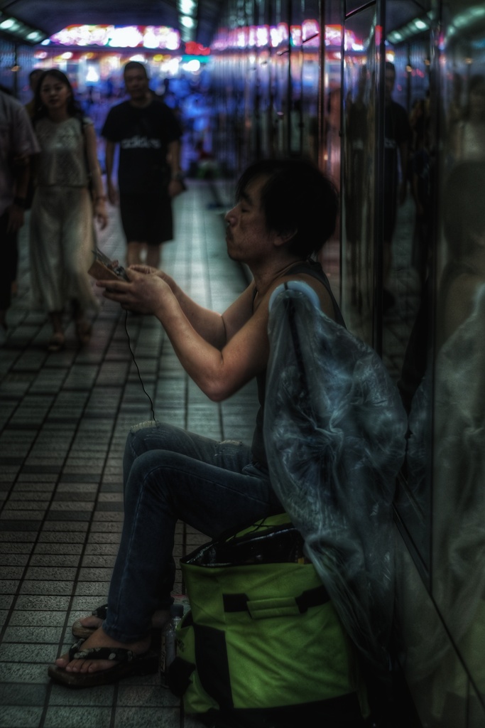 夏の夜の新宿西口大ガード下
