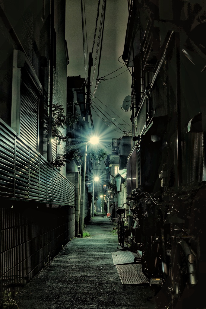夜中の狭い路地