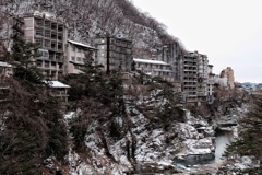 滝見橋より眺める廃ホテル群