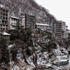 滝見橋より眺める廃ホテル群