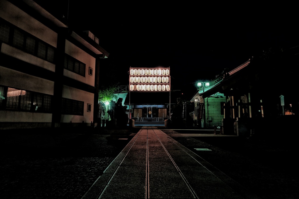 夜の鶴見神社参道