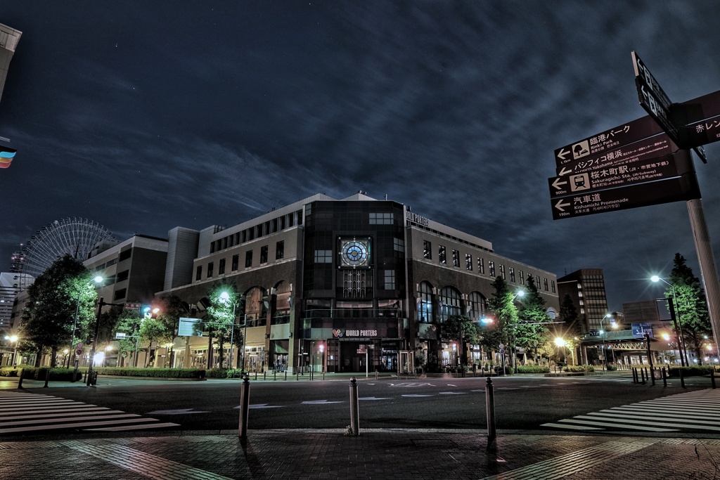真夜中 灯りを落とした商業施設