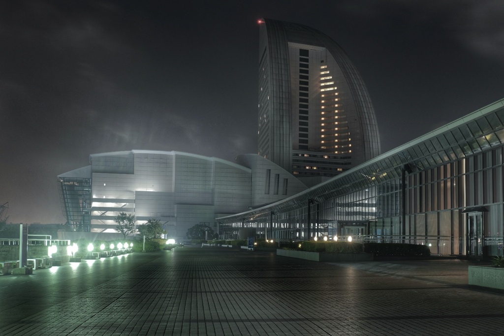 夜中のパシフィコ横浜展示ホール2階デッキ