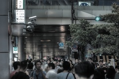 夏の夜の新宿西口