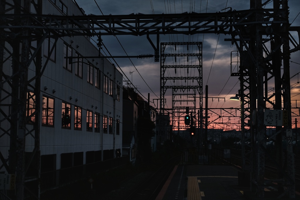 夜明け時の安善駅