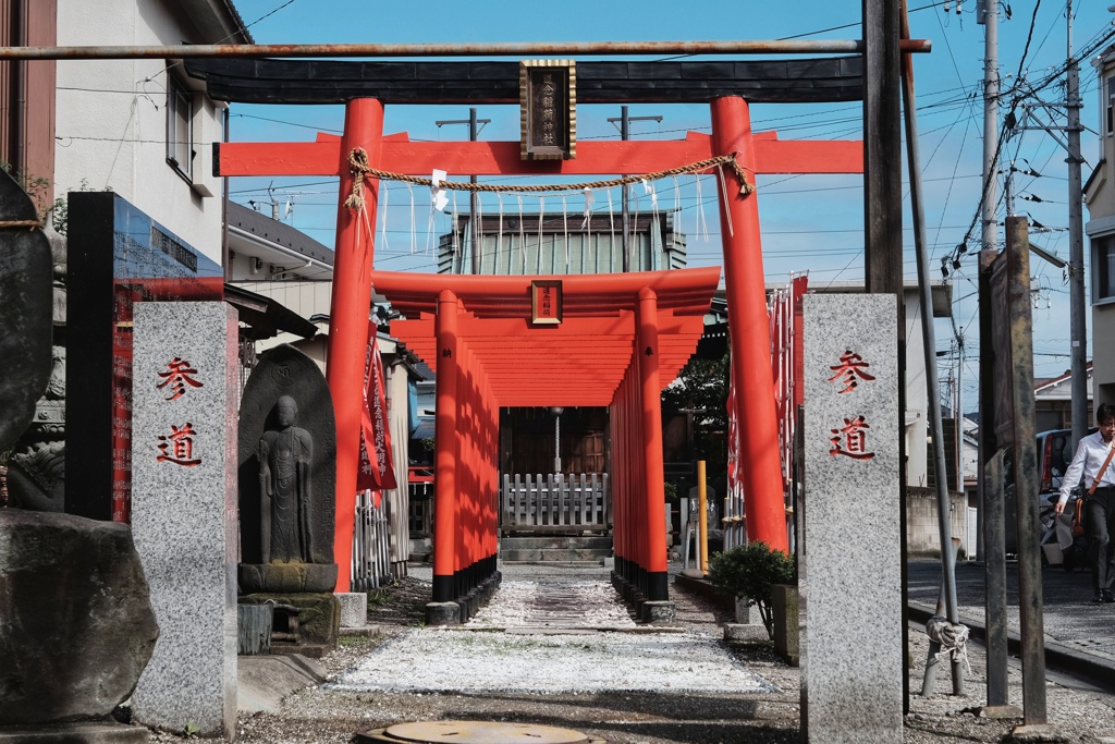 晴れてきた朝の稲荷神社