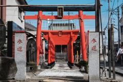 晴れてきた朝の稲荷神社