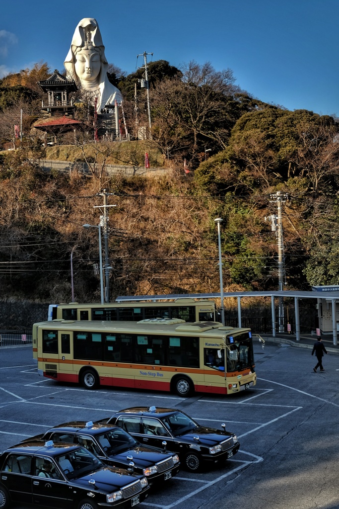 バスロータリーと大船観音