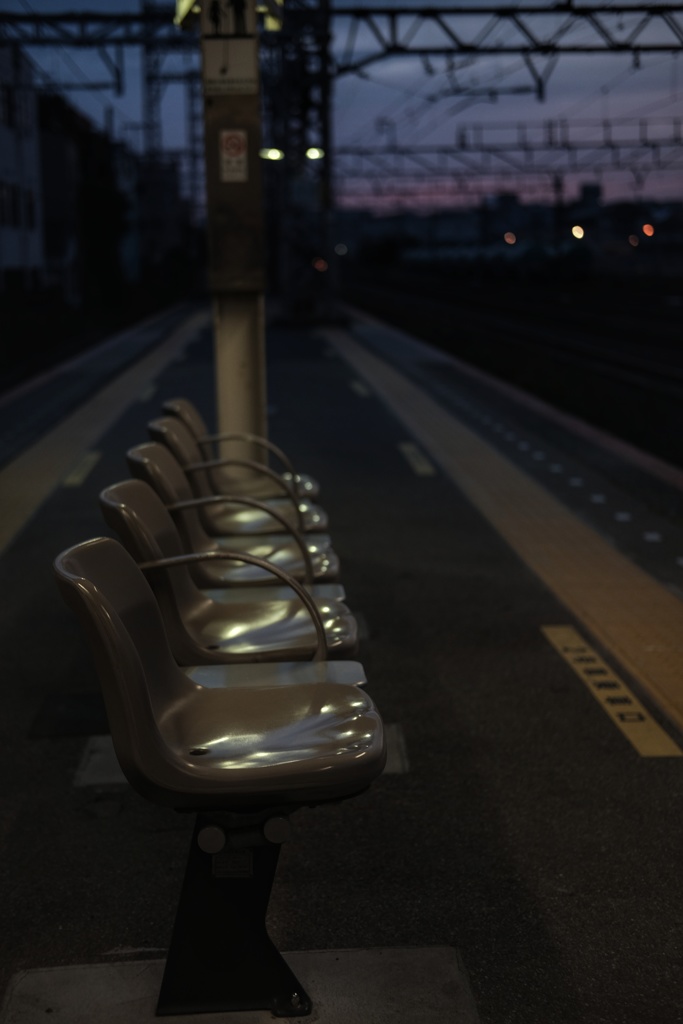 夜明け時の安善駅