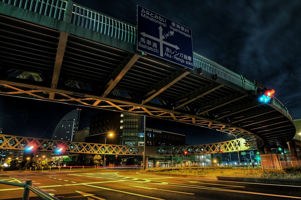 真夜中 円形歩道橋