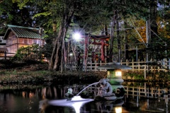 調神社本殿と稲荷社(旧本殿)の間の池にも兎様