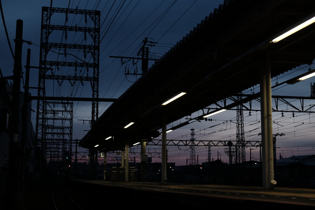夜明け時の安善駅