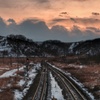 汽車の走り去る夕景