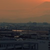 黄昏時の工業地帯から遠くに見る富士山