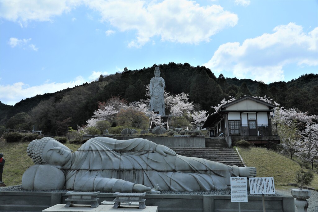 寝ている観音像