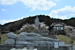 寝ている観音像