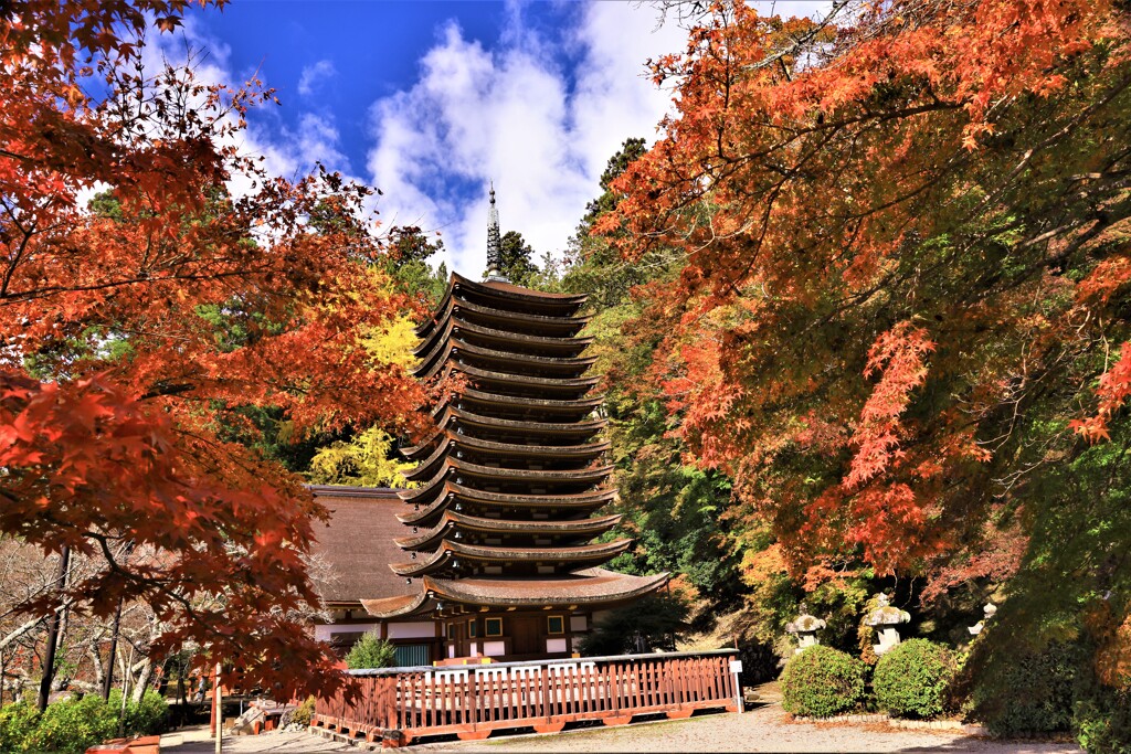 談山神社　十三重塔紅葉