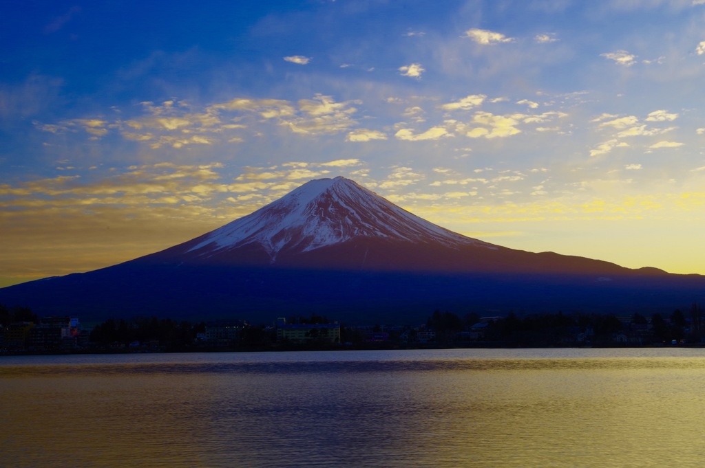 夕暮れ時の富士山