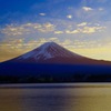 夕暮れ時の富士山
