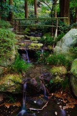 細くて小さい滝