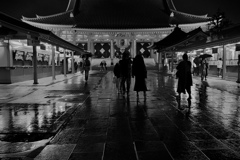 雨夜の浅草