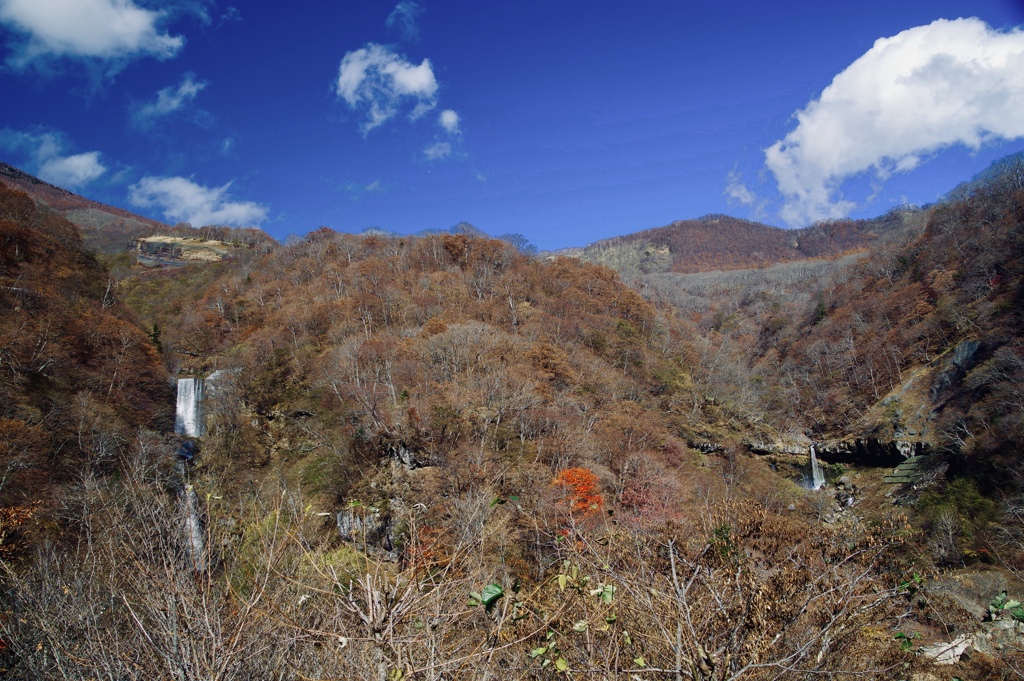 いろは坂から見た滝二つ