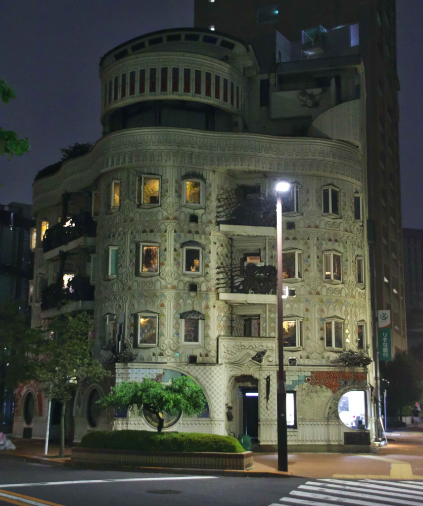 魔女の住んでいそうなマンション