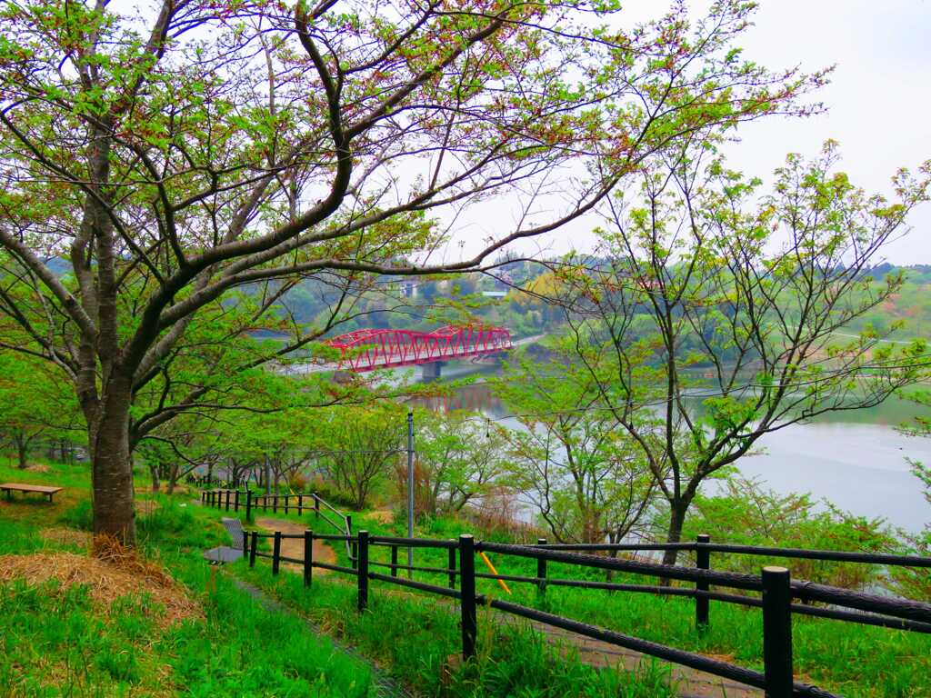 ダム湖の赤い鉄橋
