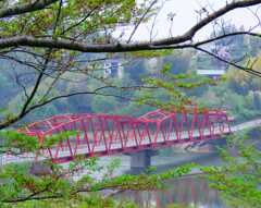 ダム湖の赤き鉄橋