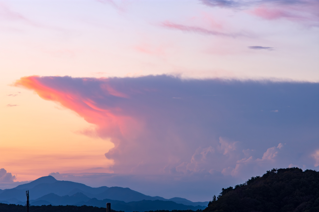 夕陽に染まる かなとこ雲を眺める武甲山