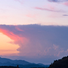 夕陽に染まる かなとこ雲を眺める武甲山