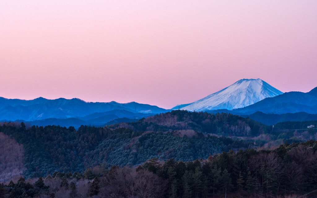 日の出前　霜降りた朝に