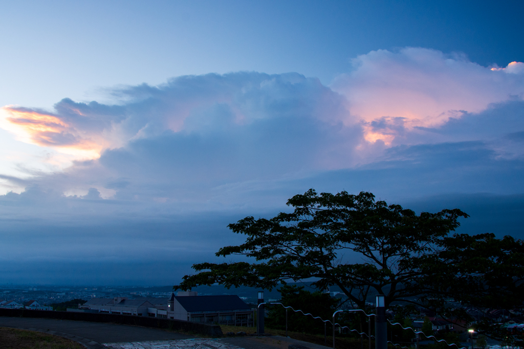 今朝は 火を吐くゴジラ雲！